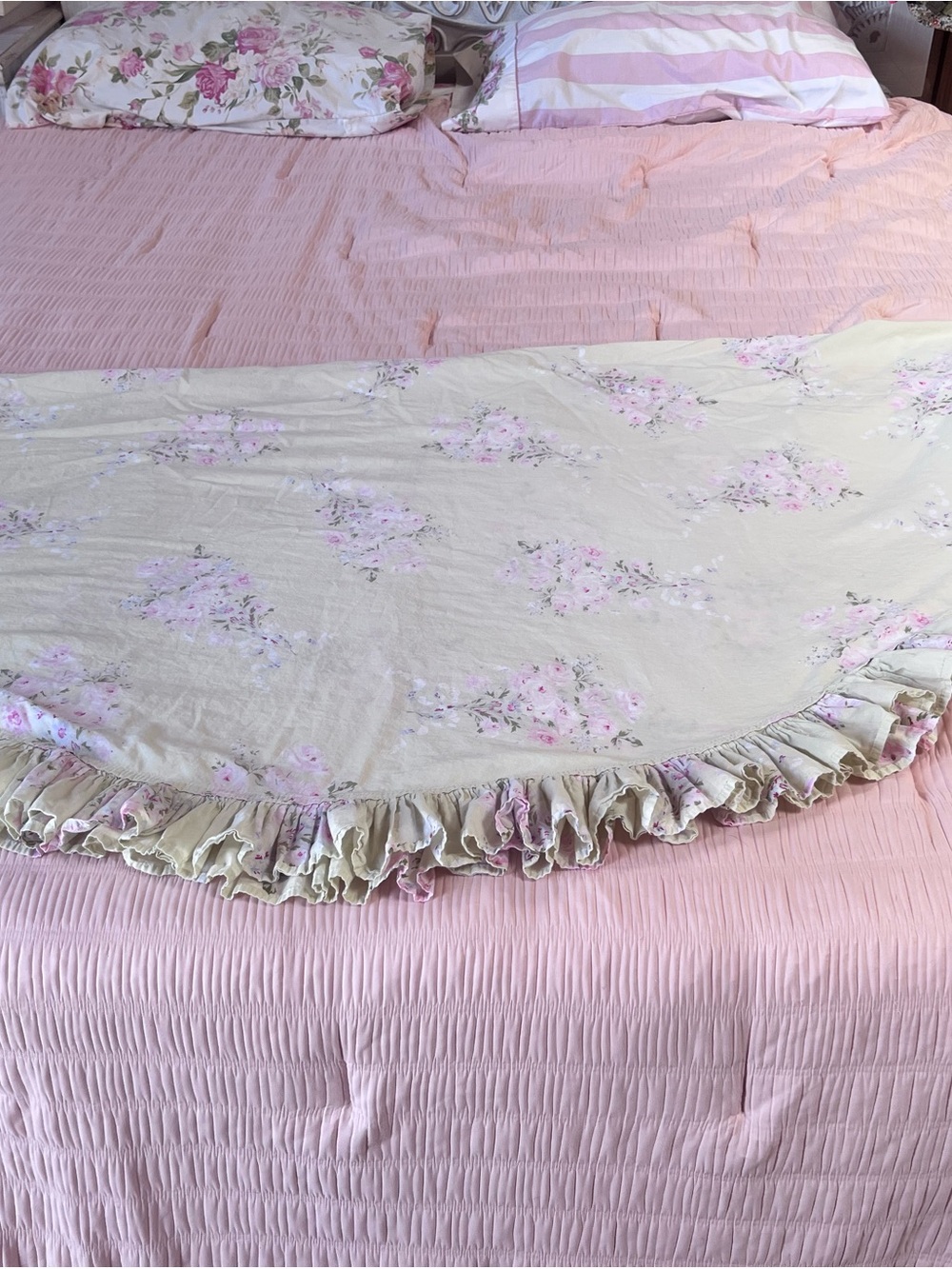Shabby Chic Ruffled Tablecloth - Picture 9 of 12